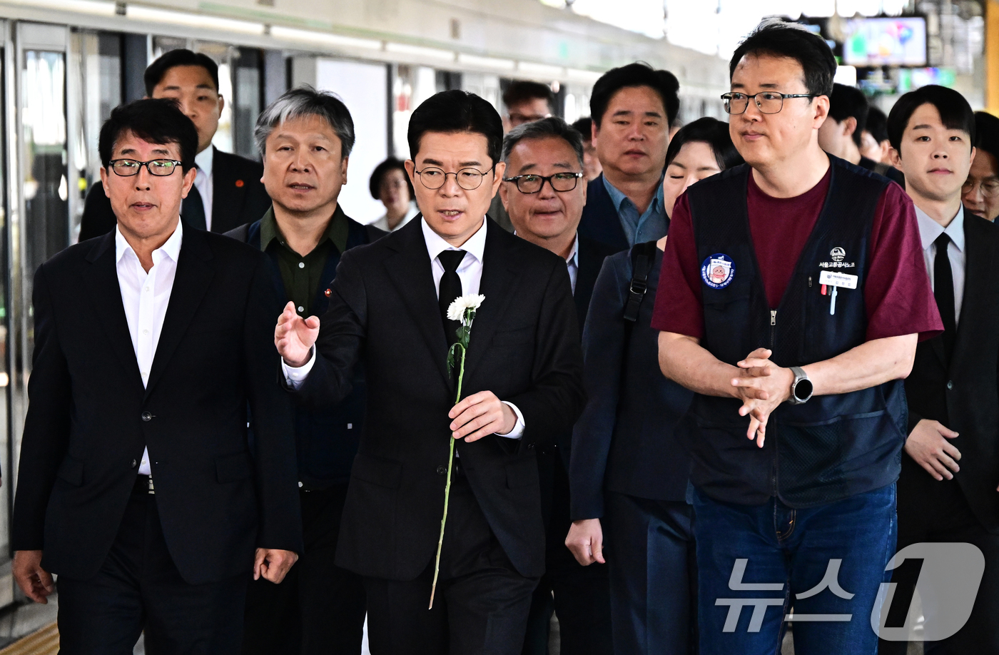 (서울=뉴스1) 오대일 기자 = 정원오 더불어민주당 서울시장 후보가 22일 서울 광진구 지하철 2호선 구의역에서 열린 구의역 참사 10주기 추모문화제에 앞서 9-4 승강장 스크린도 …