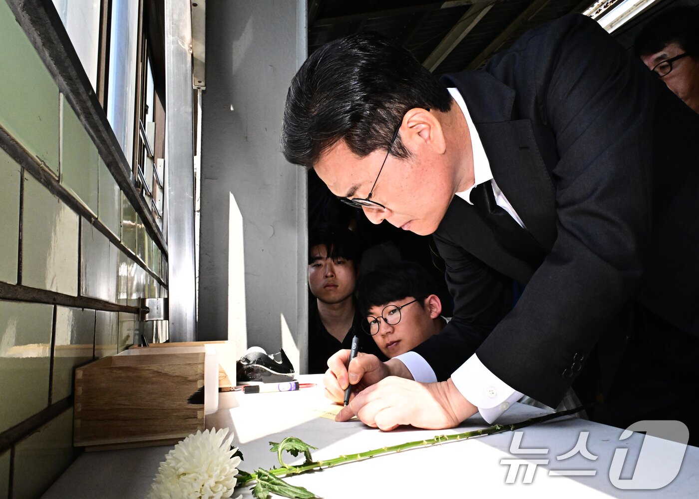 본문 이미지 - 정원오 더불어민주당 서울시장 후보가 22일 오전 서울 광진구 구의역 9-4 승강장에서 구의역 참사 10주기 추모 메시지를 작성하고 있다. (공동취재) 2026.5.22 ⓒ 뉴스1 오대일 기자