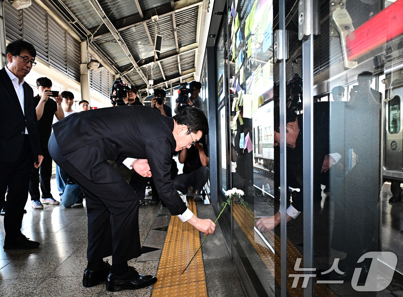 (서울=뉴스1) 오대일 기자 = 정원오 더불어민주당 서울시장 후보가 22일 서울 광진구 지하철 2호선 구의역에서 열린 구의역 참사 10주기 추모문화제에 앞서 9-4 승강장 스크린도 …