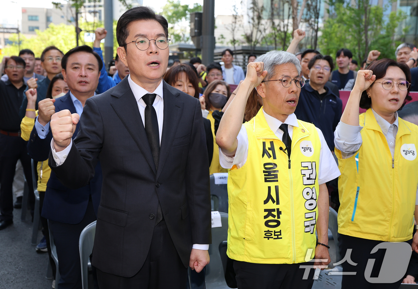 (서울=뉴스1) 오대일 기자 = 정원오 더불어민주당 서울시장 후보와 권영국 정의당 서울시장 후보가 22일 서울 광진구 지하철 2호선 구의역에서 열린 구의역 참사 10주기 추모문화제 …