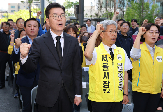 '임을 위한 행진곡' 부르는 정원오·권영국