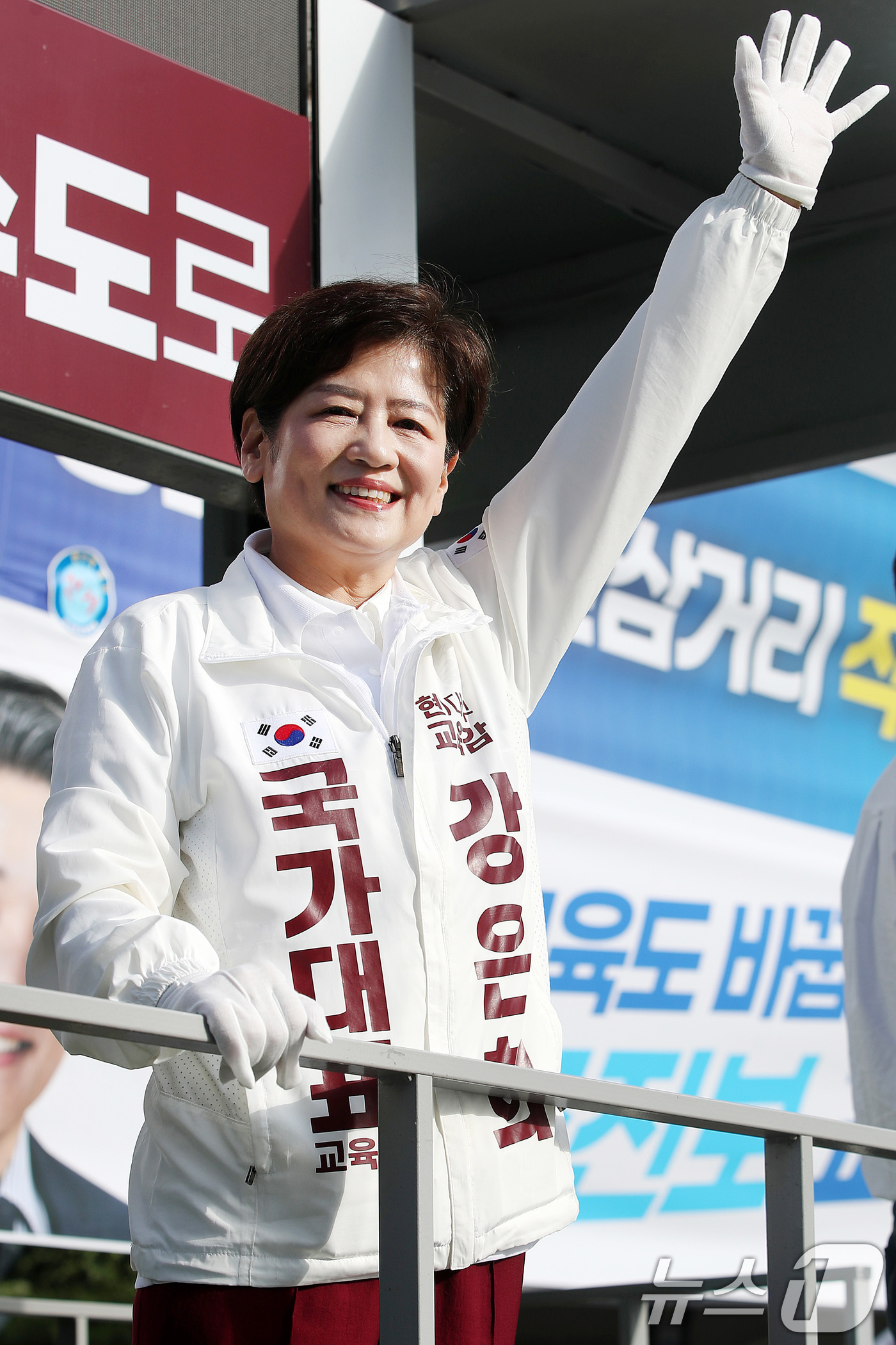 (대구=뉴스1) 공정식 기자 = 강은희 대구교육감 후보가 22일 오전 대구 수성구 범어네거리에서 출근길 시민들을 향해 아침 인사를 하고 있다. 2026.5.22/뉴스1