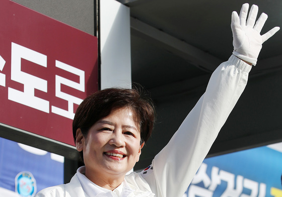 손 흔드는 강은희 대구교육감 후보
