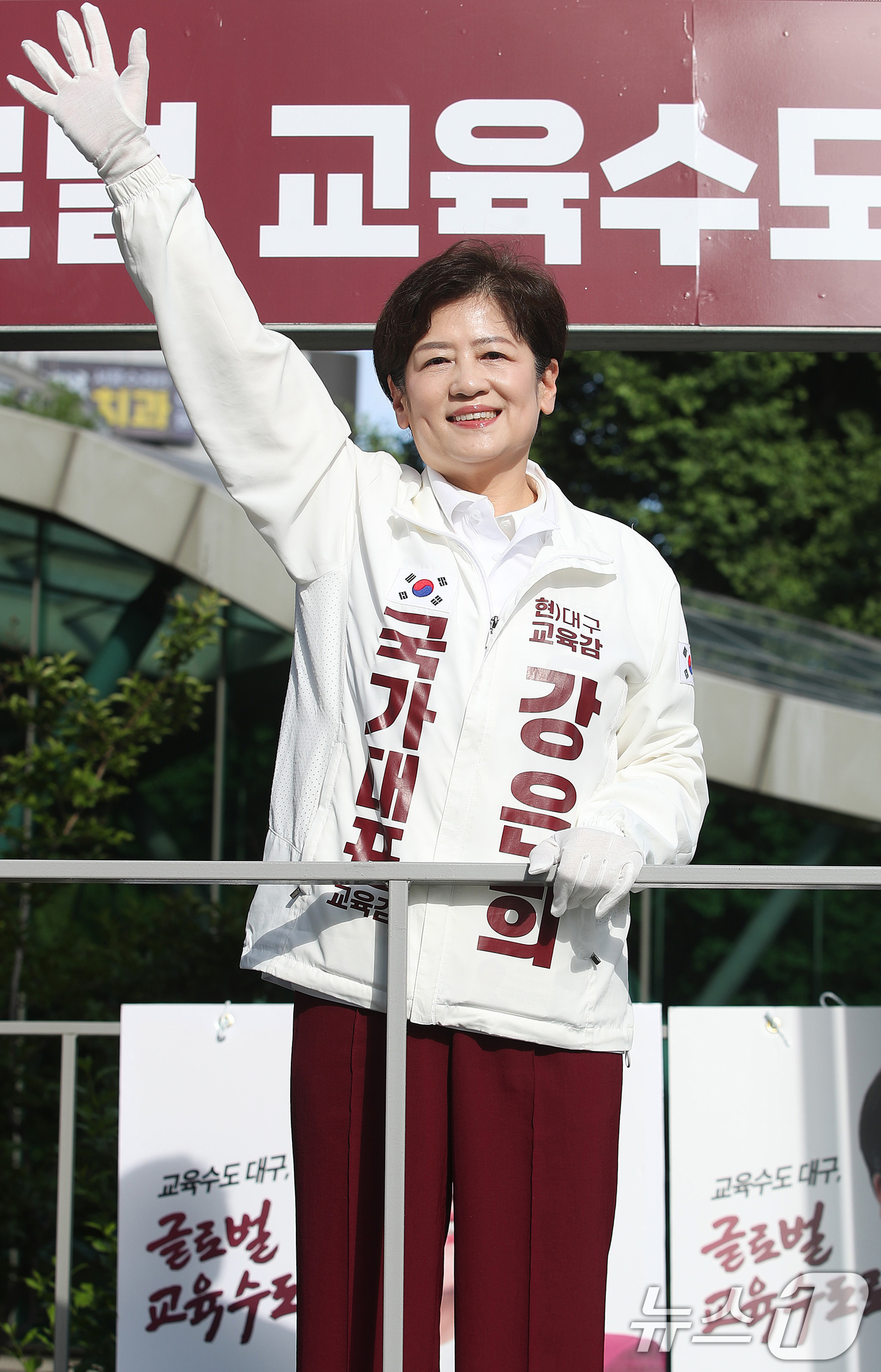 (대구=뉴스1) 공정식 기자 = 강은희 대구교육감 후보가 22일 오전 대구 수성구 범어네거리에서 출근길 시민들을 향해 아침 인사를 하고 있다. 2026.5.22/뉴스1