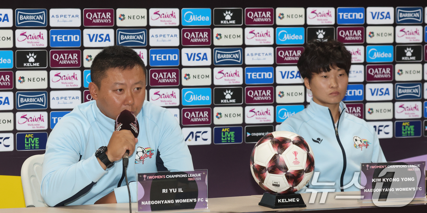 (수원=뉴스1) 김영운 기자 = 리유일 북한 내고향여자축구단 감독이 22일 경기 수원시 장안구 수원종합운동장에서 열린 2025-2026 아시아축구연맹(AFC) 여자 챔피언스리그(A …