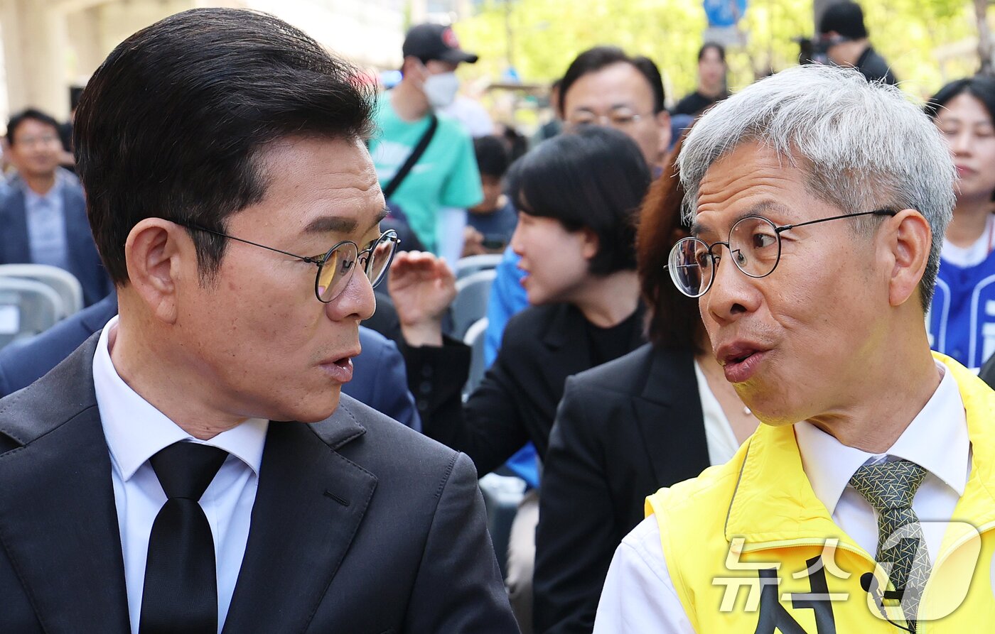 본문 이미지 - 정원오 더불어민주당 서울시장 후보와 권영국 정의당 서울시장 후보가 22일 서울 광진구 지하철 2호선 구의역에서 열린 구의역 참사 10주기 추모문화제에서 대화를 나누고 있다. 2026.5.22 ⓒ 뉴스1 오대일 기자