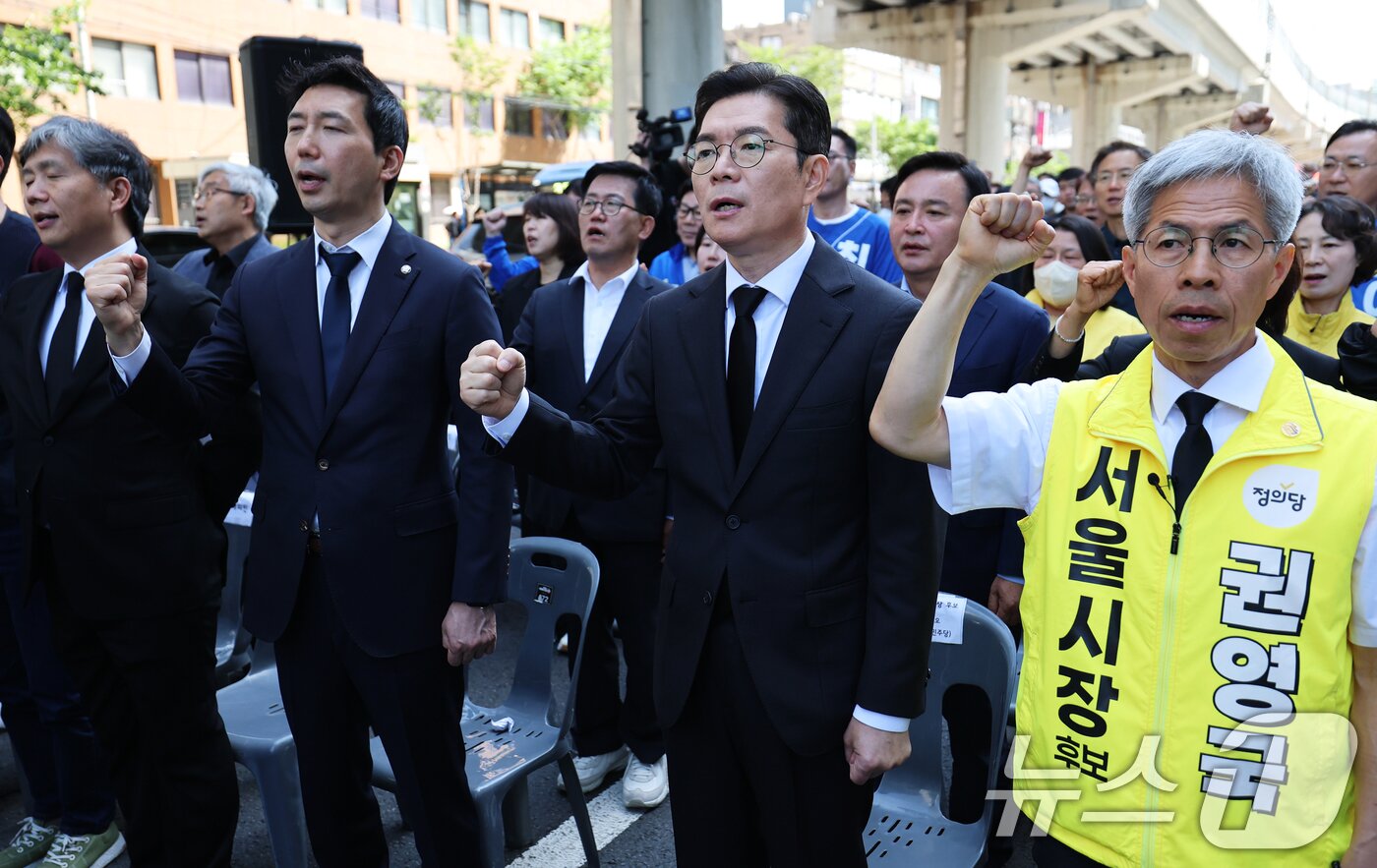 본문 이미지 - 정원오 더불어민주당 서울시장 후보와 권영국 정의당 서울시장 후보가 22일 서울 광진구 지하철 2호선 구의역에서 열린 구의역 참사 10주기 추모문화제에서 임을 위한 행진곡을 부르고 있다. 2026.5.22 ⓒ 뉴스1 오대일 기자