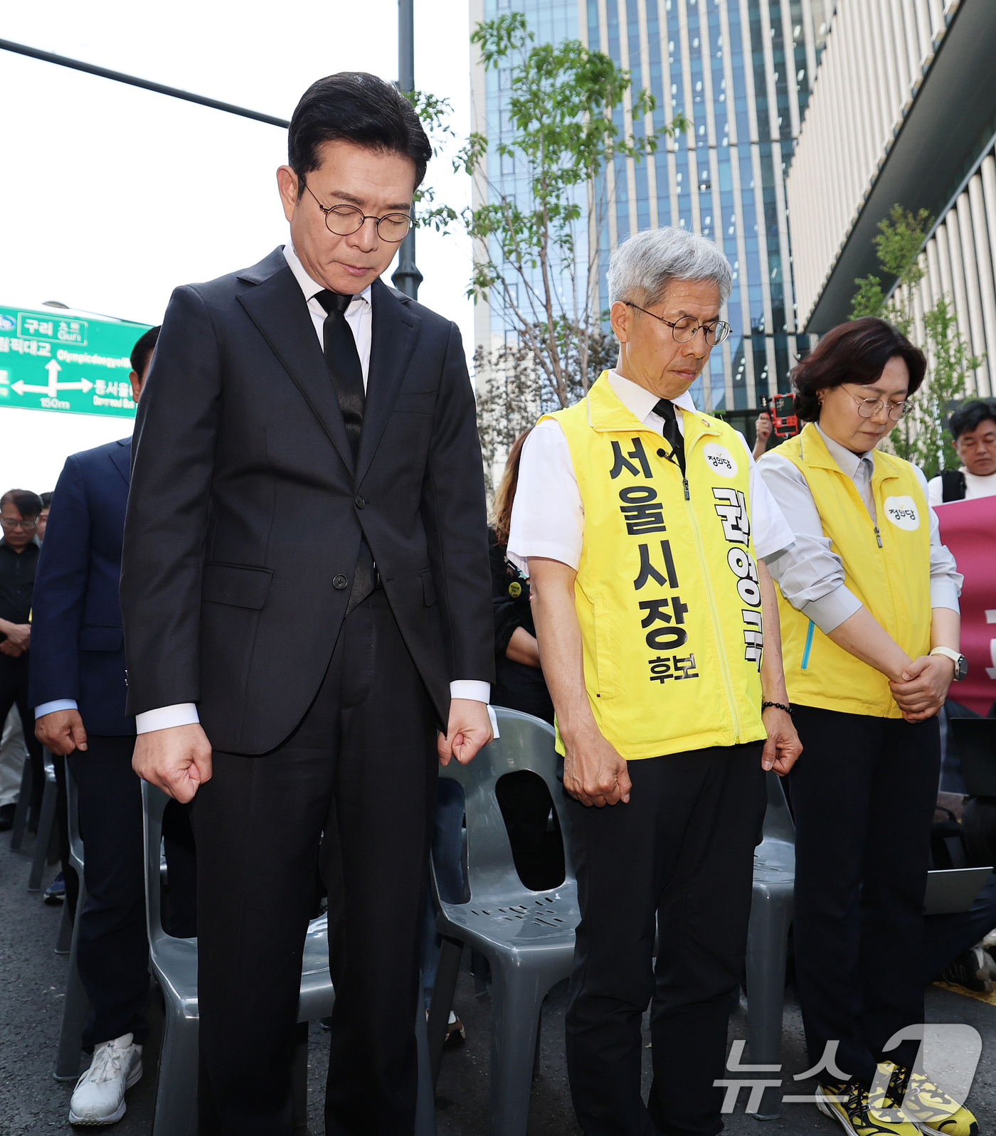(서울=뉴스1) 오대일 기자 = 정원오 더불어민주당 서울시장 후보와 권영국 정의당 서울시장 후보가 22일 서울 광진구 지하철 2호선 구의역에서 열린 구의역 참사 10주기 추모문화제 …
