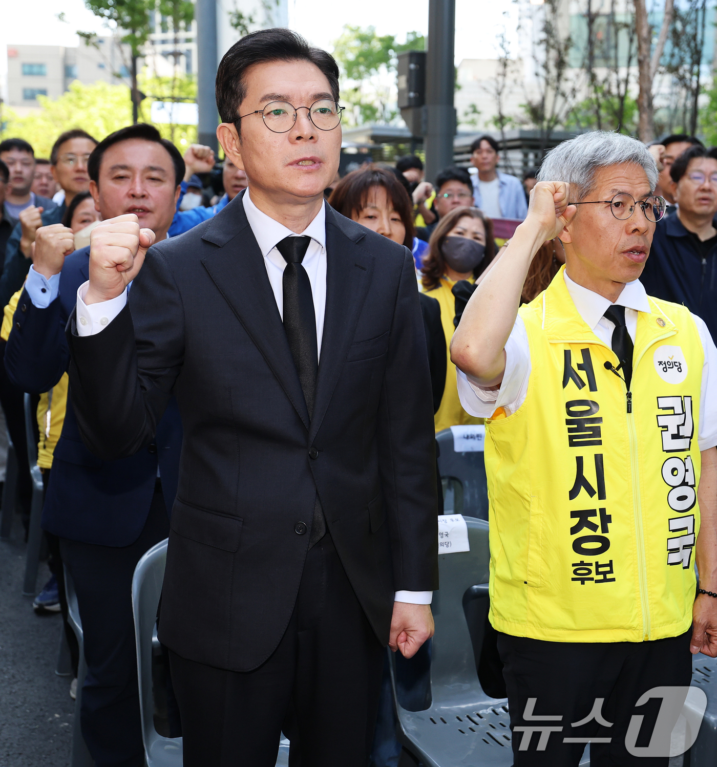 (서울=뉴스1) 오대일 기자 = 정원오 더불어민주당 서울시장 후보와 권영국 정의당 서울시장 후보가 22일 서울 광진구 지하철 2호선 구의역에서 열린 구의역 참사 10주기 추모문화제 …