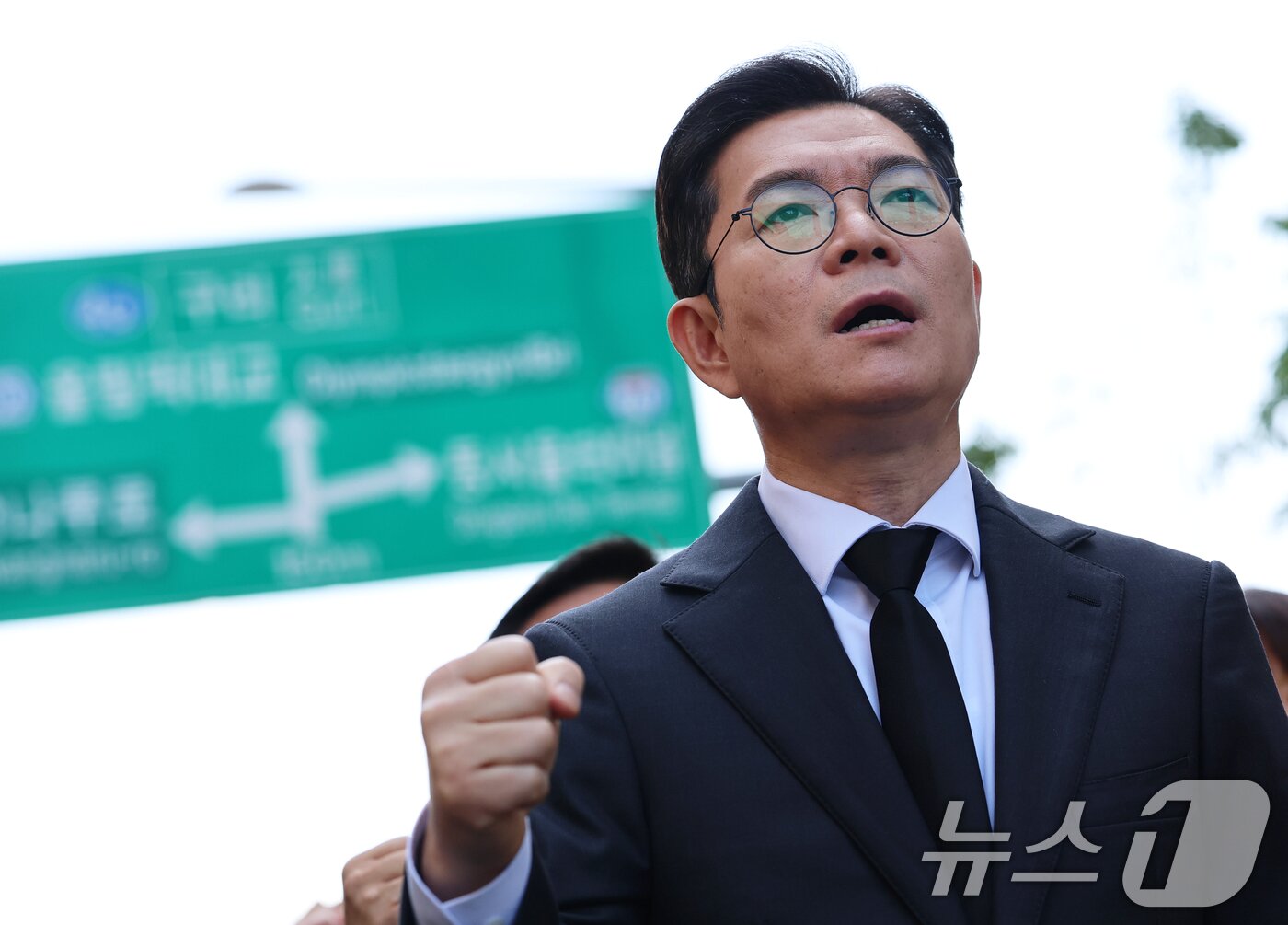 본문 이미지 - 정원오 더불어민주당 서울시장 후보가 22일 서울 광진구 지하철 2호선 구의역에서 열린 구의역 참사 10주기 추모문화제에서 임을 위한 행진곡을 부르고 있다. 2026.5.22 ⓒ 뉴스1 오대일 기자