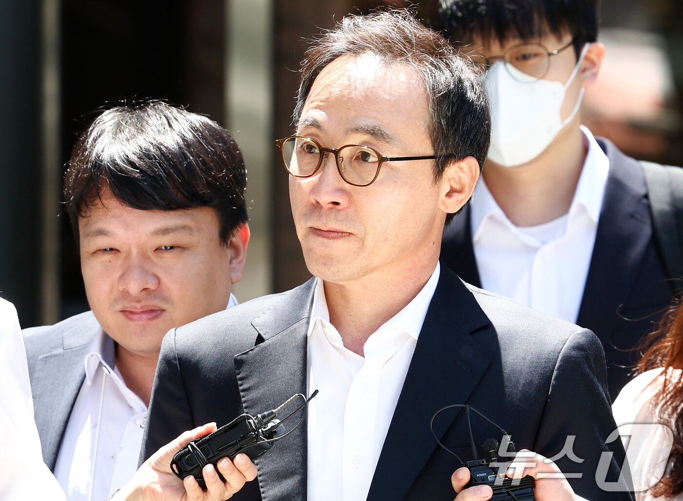 본문 이미지 - 윤석열 정부의 대통령 관저 이전 과정에서 예산을 불법 전용한 의혹과 관련해 직권남용 혐의를 받는 김오진 전 대통령실 관리비서관이 22일 서울 서초구 서울중앙지방법원에서 열린 구속 전 피의자 심문(영장실질심사)을 마치고 법정을 나서고 있다. 2026.5.22 ⓒ 뉴스1 최지환 기자