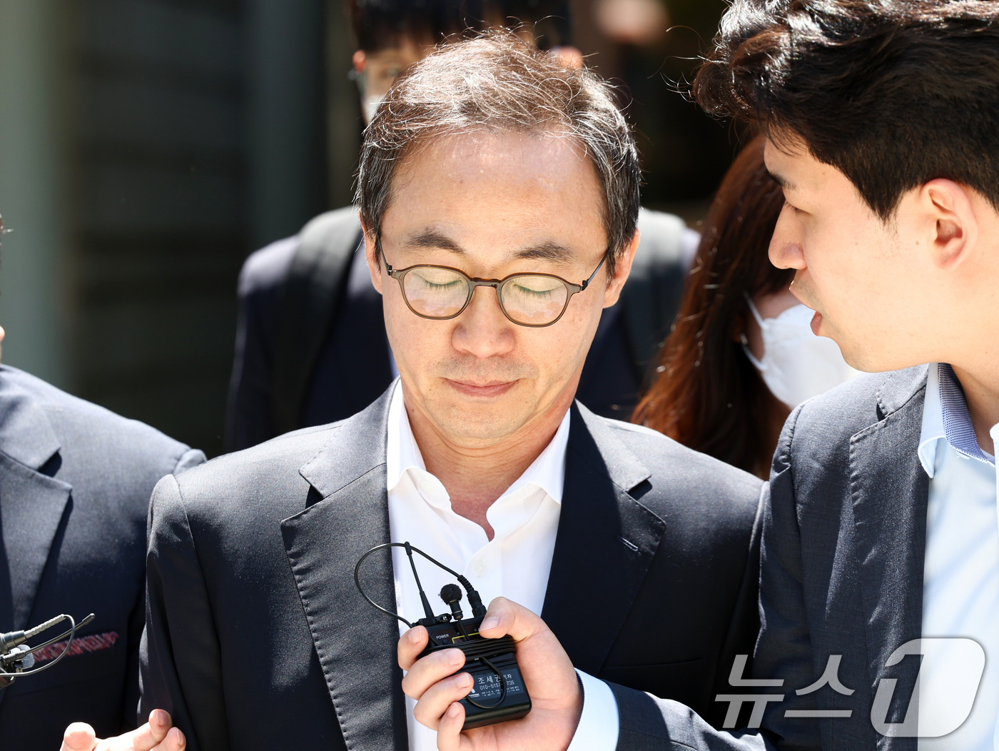 (서울=뉴스1) 최지환 기자 = 윤석열 정부의 대통령 관저 이전 과정에서 예산을 불법 전용한 의혹과 관련해 직권남용 혐의를 받는 김오진 전 대통령실 관리비서관이 22일 서울 서초구 …