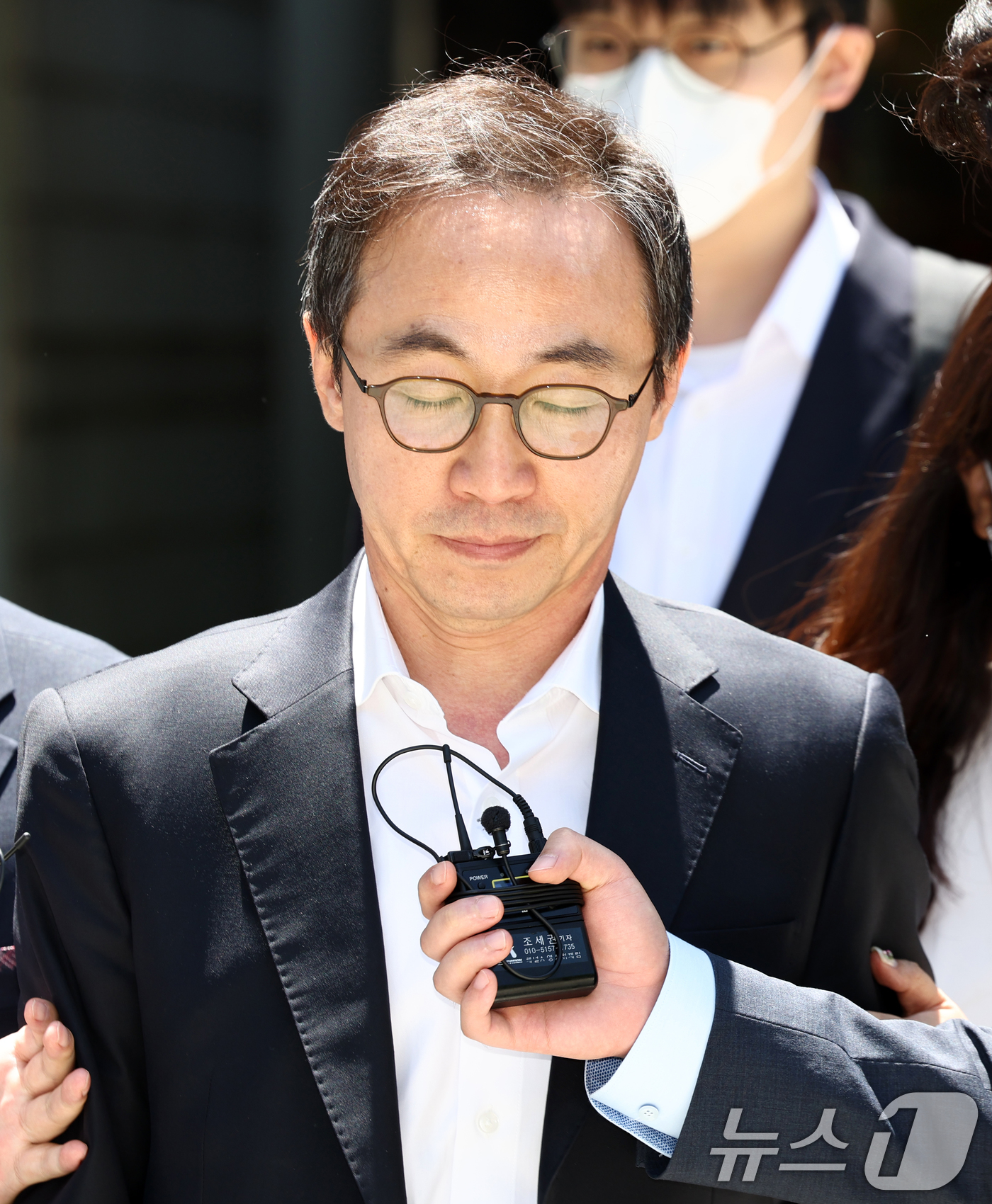 (서울=뉴스1) 최지환 기자 = 윤석열 정부의 대통령 관저 이전 과정에서 예산을 불법 전용한 의혹과 관련해 직권남용 혐의를 받는 김오진 전 대통령실 관리비서관이 22일 서울 서초구 …