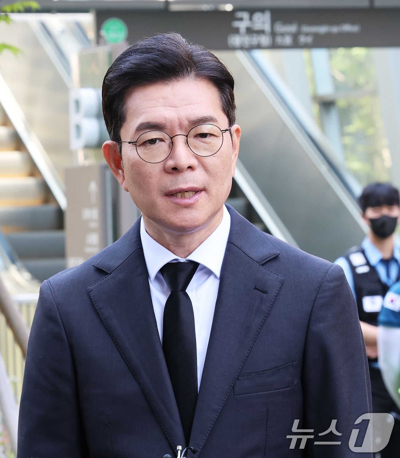 (서울=뉴스1) 오대일 기자 = 정원오 더불어민주당 서울시장 후보와 권영국 정의당 서울시장 후보가 22일 서울 광진구 지하철 2호선 구의역에서 열린 구의역 참사 10주기 추모문화제 …
