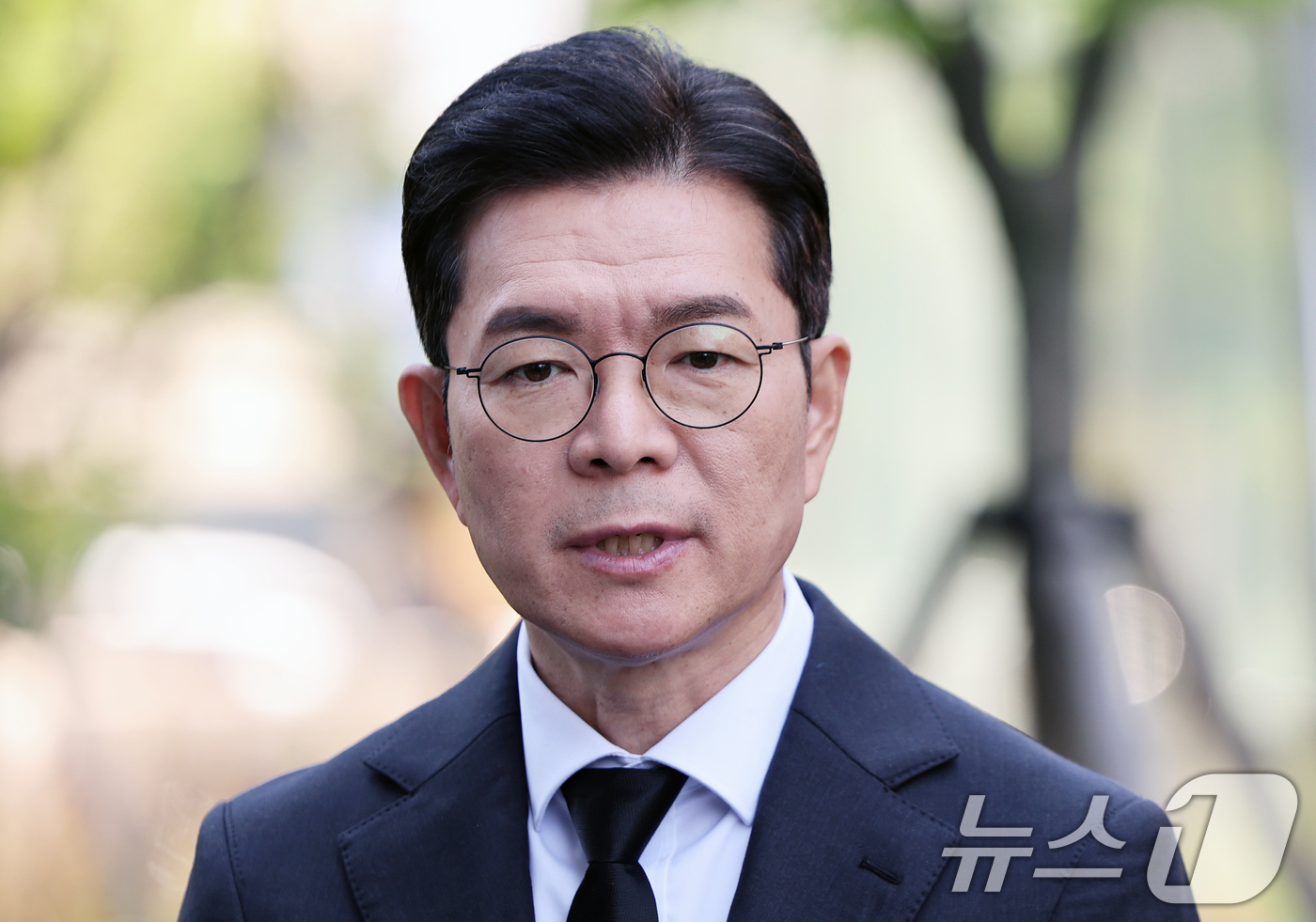 (서울=뉴스1) 오대일 기자 = 정원오 더불어민주당 서울시장 후보와 권영국 정의당 서울시장 후보가 22일 서울 광진구 지하철 2호선 구의역에서 열린 구의역 참사 10주기 추모문화제 …