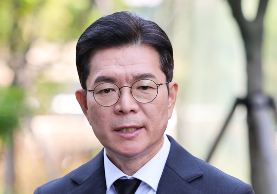 취재진과 대화하는 정원오 후보