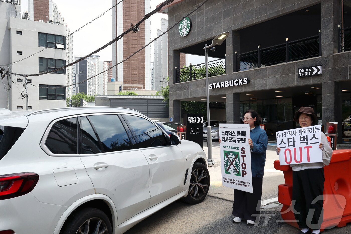 본문 이미지 - 22일 오후 광주 남구 방림동의 한 스타벅스 매장 앞에서 김형미 오월어머니 전 관장을 비롯한 5.18 유가족이 '스타벅스 탱크데이' 마케팅을 규탄하는 1인 시위를 하고 있다. 2026.5.22 ⓒ 뉴스1 조수민 수습기자