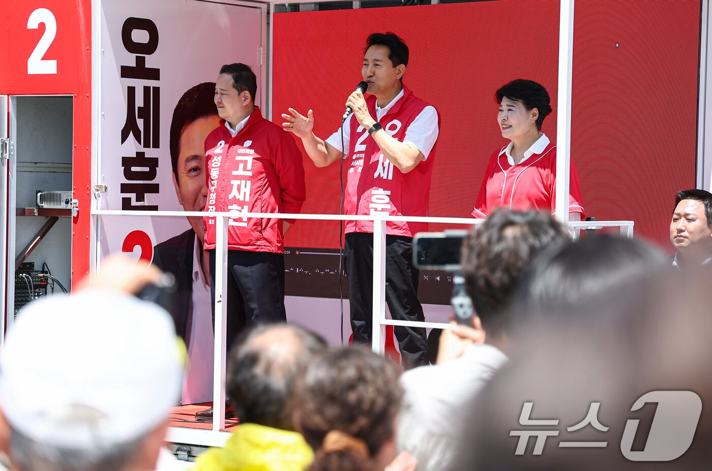 본문 이미지 - 오세훈 국민의힘 서울시장 후보가 22일 서울 성동구 성원중학교 사거리 인근에서 지지를 호소하고 있다. 2026.5.22 ⓒ 뉴스1 김도우 기자