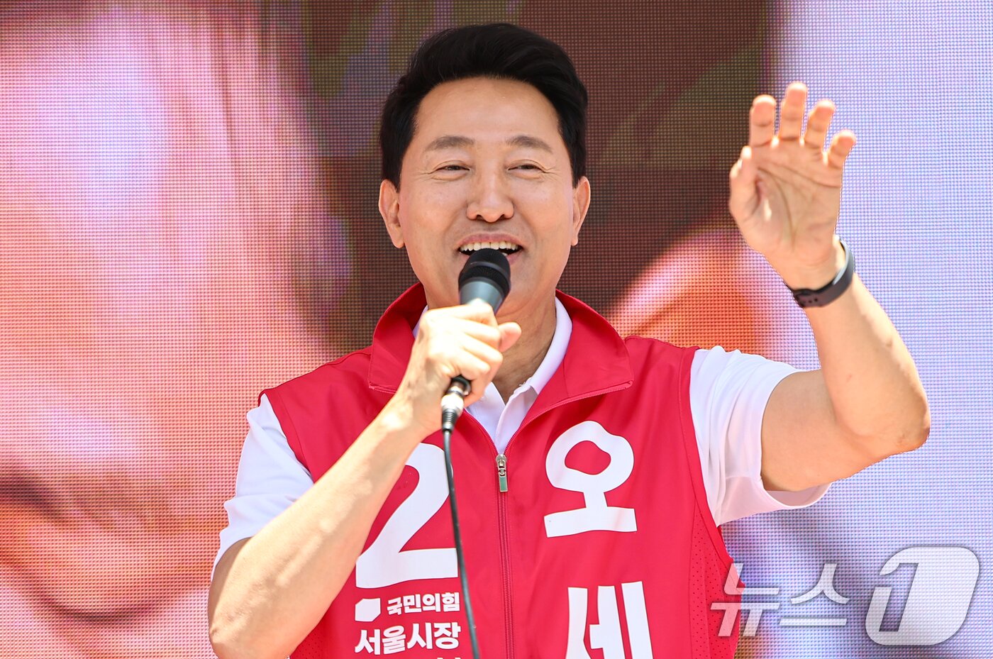 본문 이미지 - 오세훈 국민의힘 서울시장 후보가 22일 서울 성동구 성원중학교 사거리 인근에서 지지를 호소하고 있다. 2026.5.22 ⓒ 뉴스1 김도우 기자