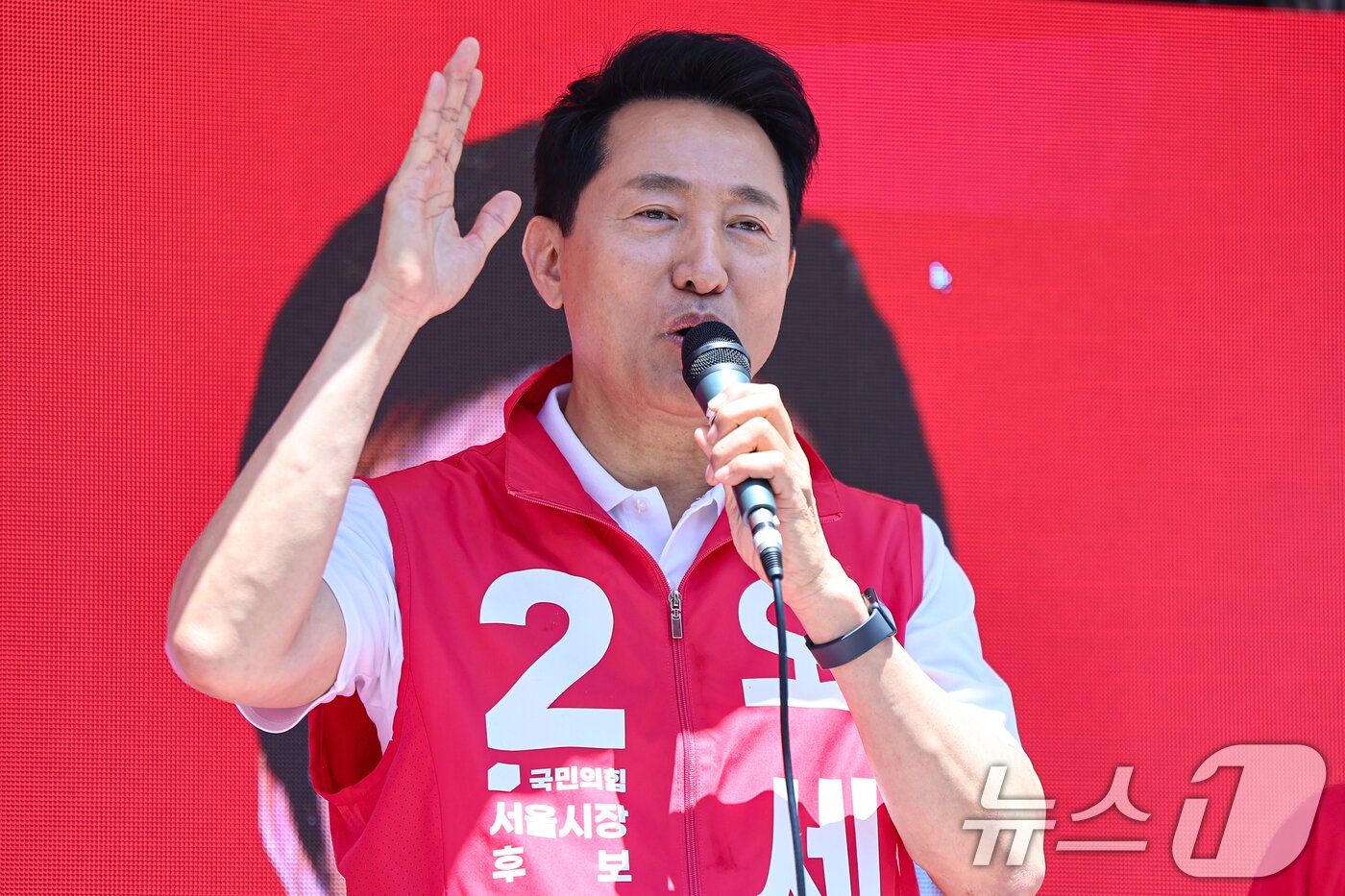 본문 이미지 - 오세훈 국민의힘 서울시장 후보가 22일 서울 성동구 성원중학교 사거리 인근에서 지지를 호소하고 있다. 2026.5.22 ⓒ 뉴스1 김도우 기자