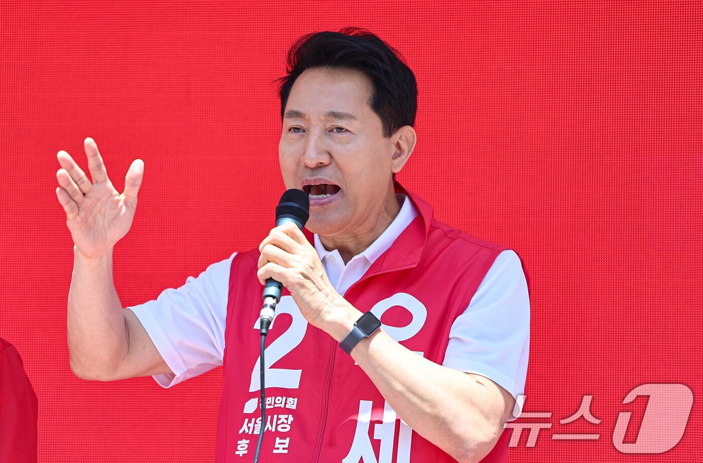 본문 이미지 - 오세훈 국민의힘 서울시장 후보가 22일 서울 성동구 성원중학교 사거리 인근에서 지지를 호소하고 있다. 2026.5.22 ⓒ 뉴스1 김도우 기자