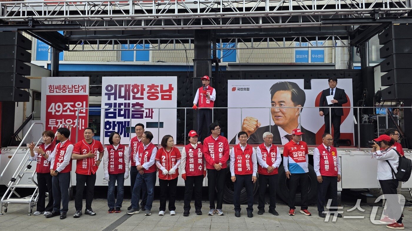 본문 이미지 - “충남도지사는 김태흠, 서산시장은 이완섭, 도의원과 시의원도 국민의힘 후보를 선택해 달라”며 “투표하면 이긴다. 6월 3일 반드시 함께 투표장에 가 달라”고 호소하는 이완섭 서산시장 후보(제공. 재판매 및 DB금지)2026.5.22 ⓒ 뉴스1 김태완 기자