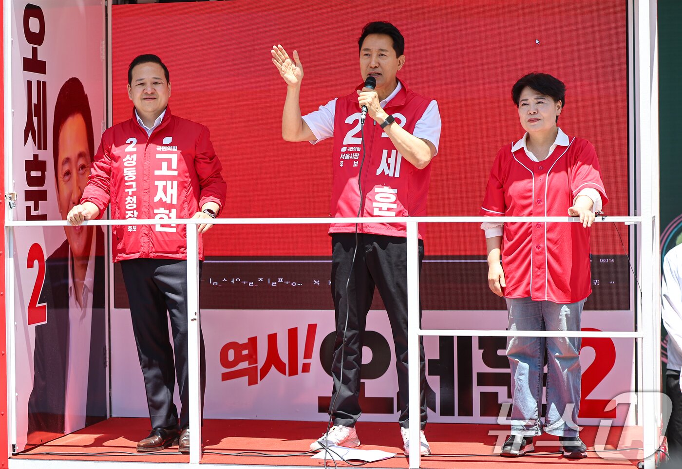본문 이미지 - 오세훈 국민의힘 서울시장 후보가 22일 서울 성동구 성원중학교 사거리 인근에서 지지를 호소하고 있다. 2026.5.22 ⓒ 뉴스1 김도우 기자