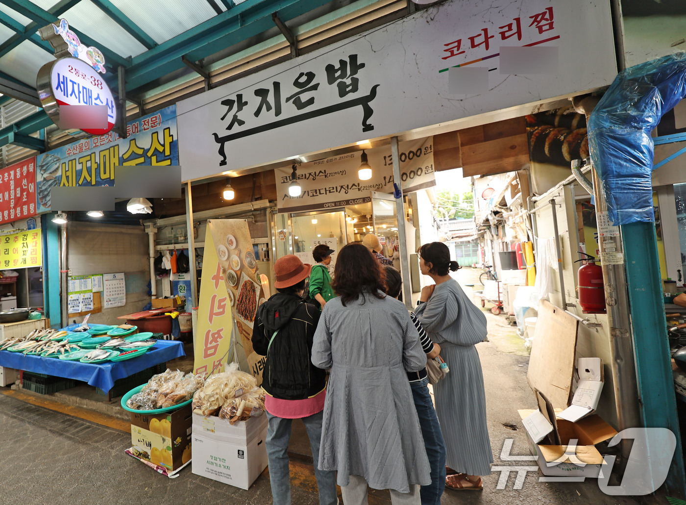 (광주=뉴스1) 박지현 기자 = 22일 오후 광주 동구 남광주시장 내에 위치한 이재명 대통령이 다녀간 코다리찜 식당이 식사를 위한 손님들로 붐비고 있다. 2026.5.22/뉴스1