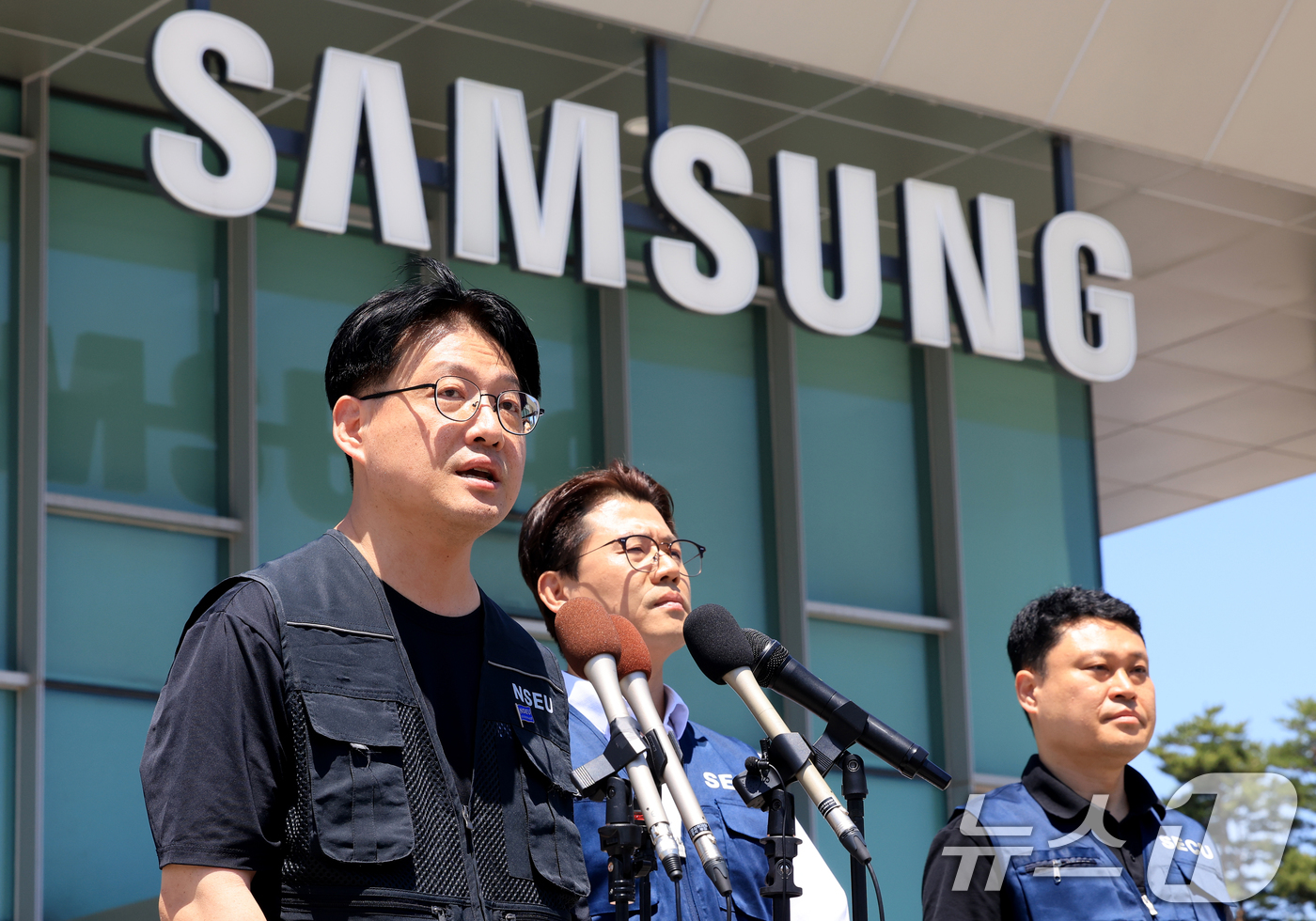 (수원=뉴스1) 이호윤 기자 = 삼성전자 노사 임금협상 잠정합의안 찬반 투표가 시작되는  22일 수원 삼성전자 정문 앞에서 열린 임금교섭 장점협의안 관련 입장발표 기자회견에서 이호 …