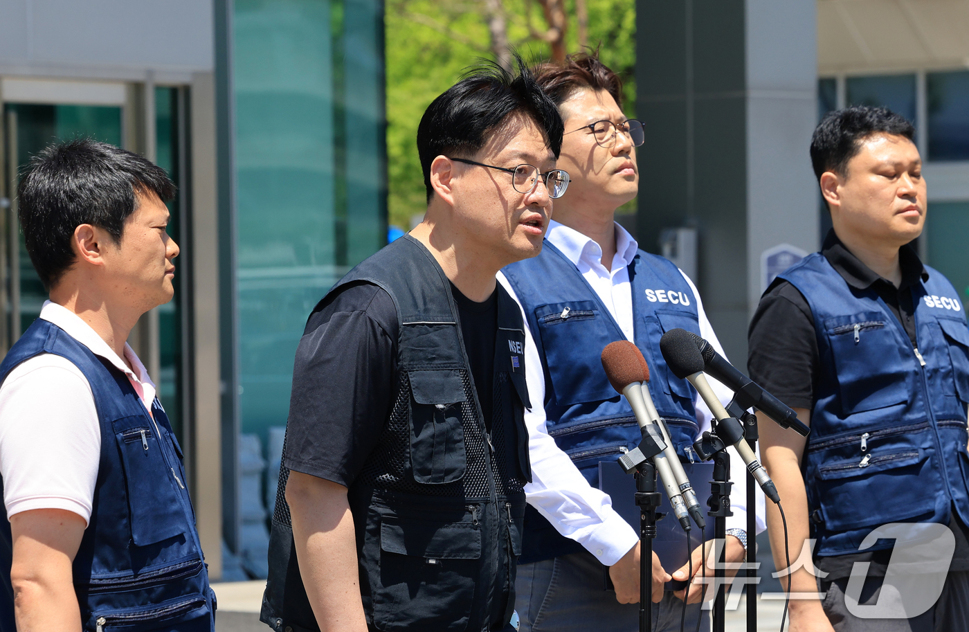 (수원=뉴스1) 이호윤 기자 = 삼성전자 노사 임금협상 잠정합의안 찬반 투표가 시작되는 22일 이호석 전국삼성전자 노동조합 수원지부장이 수원 삼성전자 정문 앞에서 열린 임금교섭 장 …