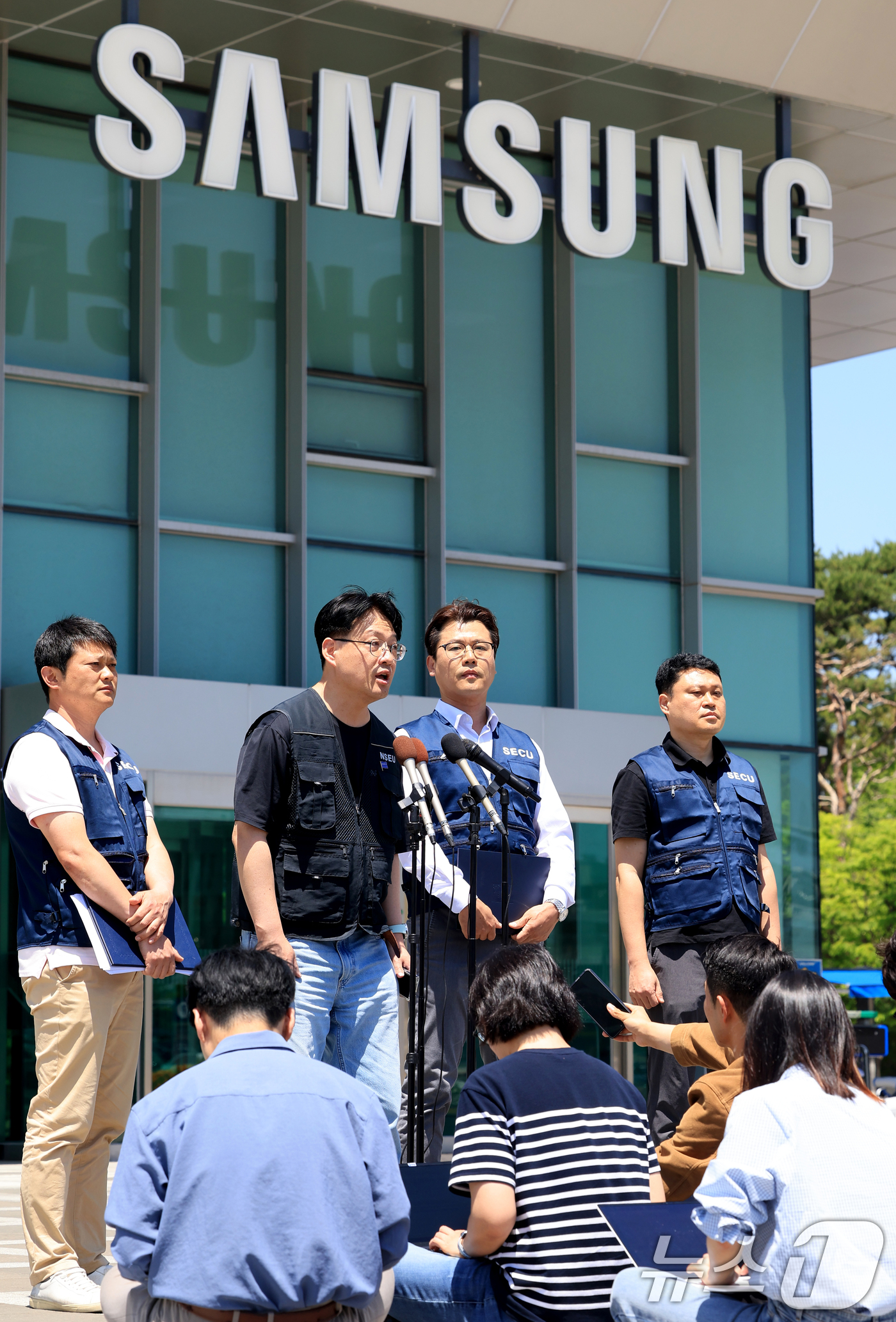 (수원=뉴스1) 이호윤 기자 = 삼성전자 노사 임금협상 잠정합의안 찬반 투표가 시작되는 22일 수원 삼성전자 정문 앞에서 열린 임금교섭 장점협의안 관련 입장발표 기자회견에서 이호석 …