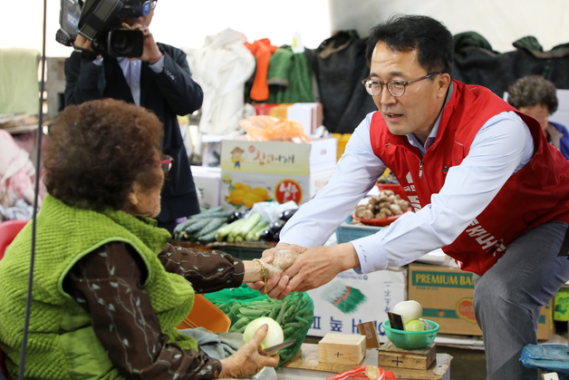 오일장 찾은 문성유 국힘 제주지사 후보