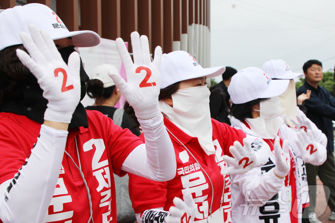 본문 이미지 - 문성유 국민의힘 제주도지사 후보 선거사무원들이 22일 오후 제주시 도두1동 제주시민속오일시장에서 선거운동을 하고 있다. 2026.5.22 ⓒ 뉴스1 오미란 기자