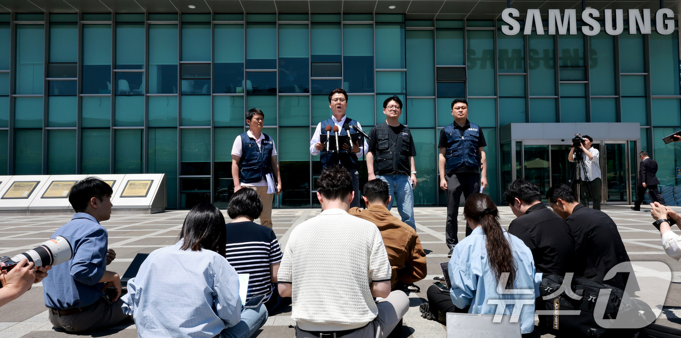 (수원=뉴스1) 이호윤 기자 = 삼성전자 노사 임금협상 잠정합의안 찬반 투표가 시작되는 22일 수원 삼성전자 정문 앞에서 열린 임금교섭 장점협의안 관련 입장발표 기자회견에서 구정한 …
