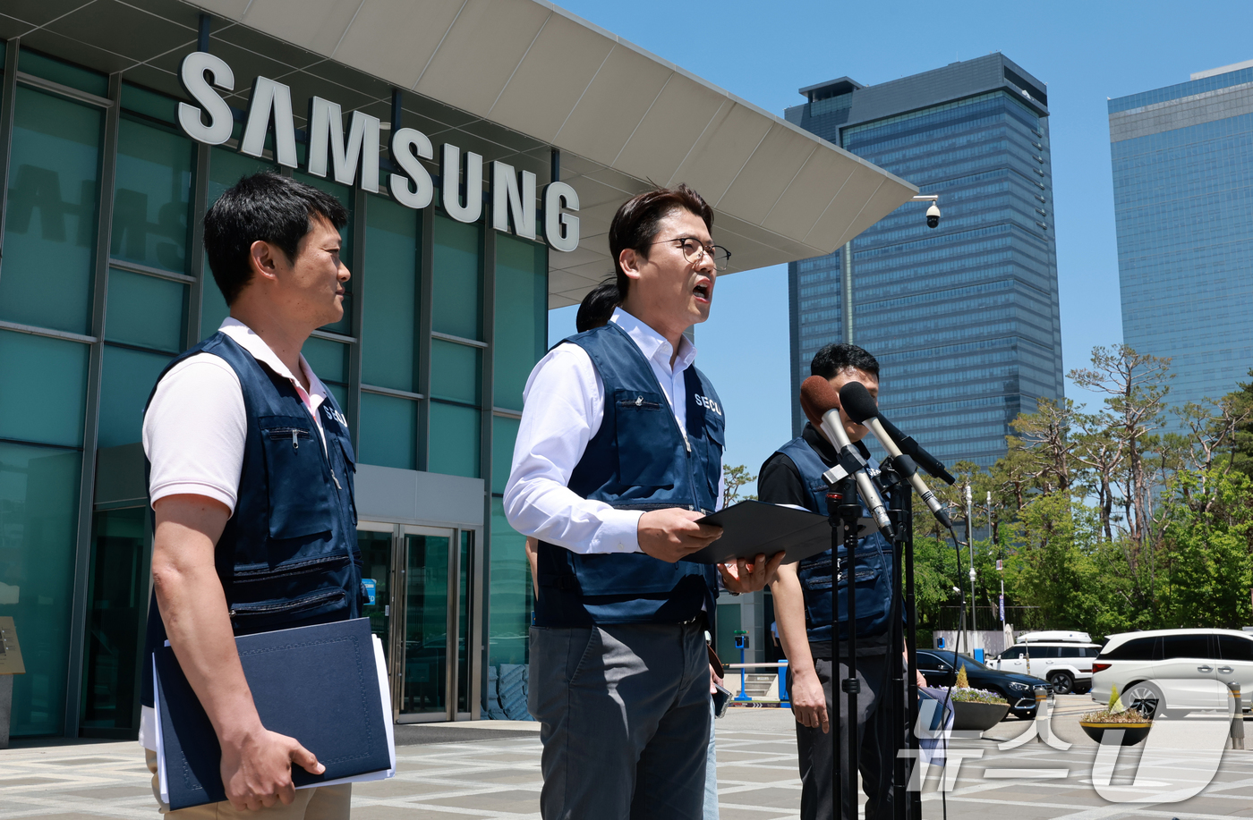 (수원=뉴스1) 이호윤 기자 = 삼성전자 노사 임금협상 잠정합의안 찬반 투표가 시작되는 22일 수원 삼성전자 정문 앞에서 열린 임금교섭 장점협의안 관련 입장발표 기자회견에서 구정한 …