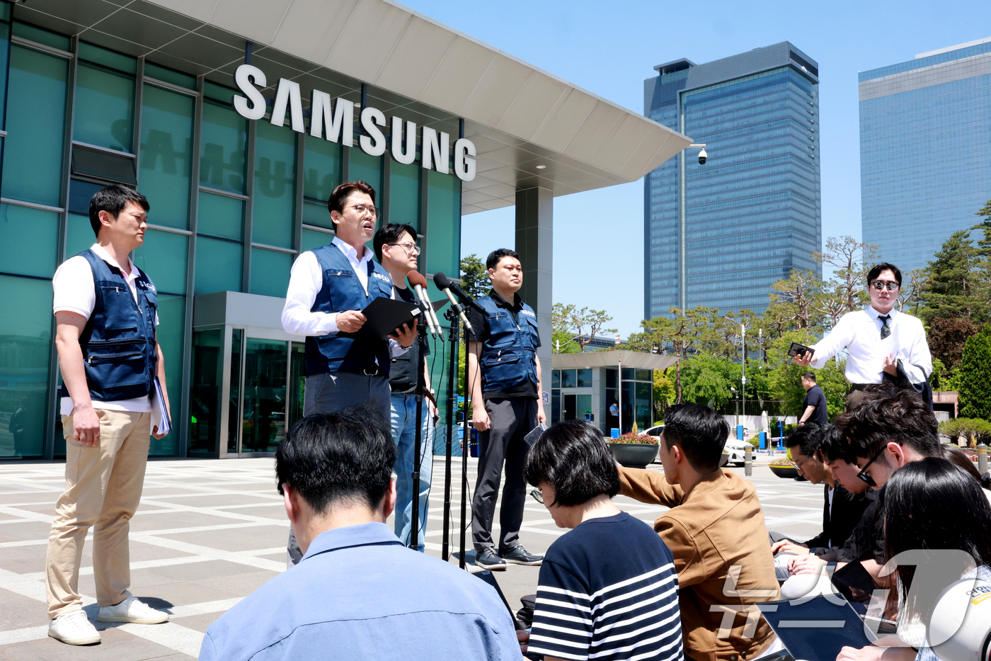 (수원=뉴스1) 이호윤 기자 = 삼성전자 노사 임금협상 잠정합의안 찬반 투표가 시작되는 22일 수원 삼성전자 정문 앞에서 열린 임금교섭 장점협의안 관련 입장발표 기자회견에서 구정한 …