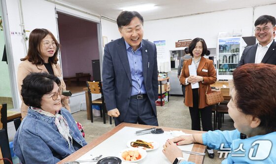 본문 이미지 - 지난 4월 17일 장수군 소재 한 식당(기본소득 가맹점)을 찾은 김관영 전북지사가 주민들과 인사를 나누고 있다./뉴스1