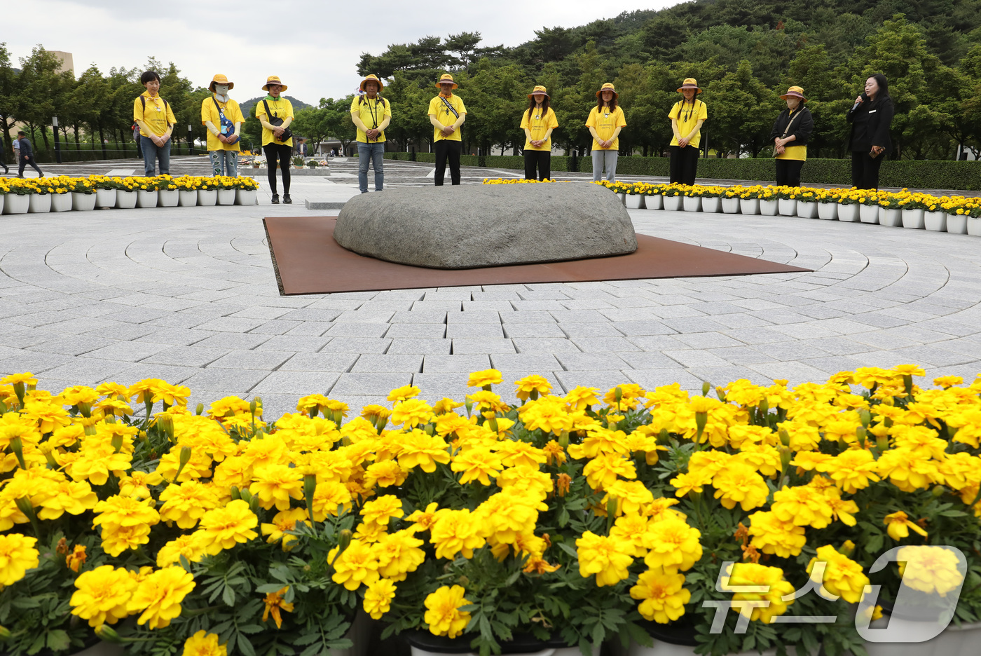 (김해=뉴스1) 윤일지 기자 = 고(故) 노무현 전 대통령 서거 17주기 추도식을 하루 앞둔 22일 오후 경남 김해 봉하마을을 찾은 걸어서 봉하의 품속으로 7기 회원들이 노 전 대 …