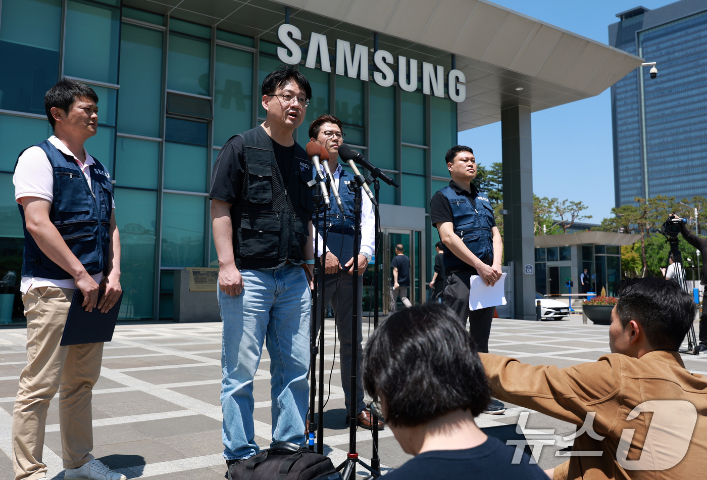 (수원=뉴스1) 이호윤 기자 = 삼성전자 노사 임금협상 잠정합의안 찬반 투표가 시작되는 22일 수원 삼성전자 정문 앞에서 열린 임금교섭 장점협의안 관련 입장발표 기자회견에서 이호석 …
