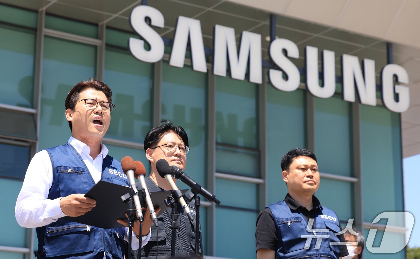 본문 이미지 - 삼성전자 노사 임금협상 잠정합의안 찬반 투표가 시작되는 22일 수원 삼성전자 정문 앞에서 열린 임금교섭 장점협의안 관련 입장발표 기자회견에서 구정한 삼성전자 동행노조 사무국장이 성명서를 발표하고 있다. 2026.5.22 ⓒ 뉴스1 이호윤 기자