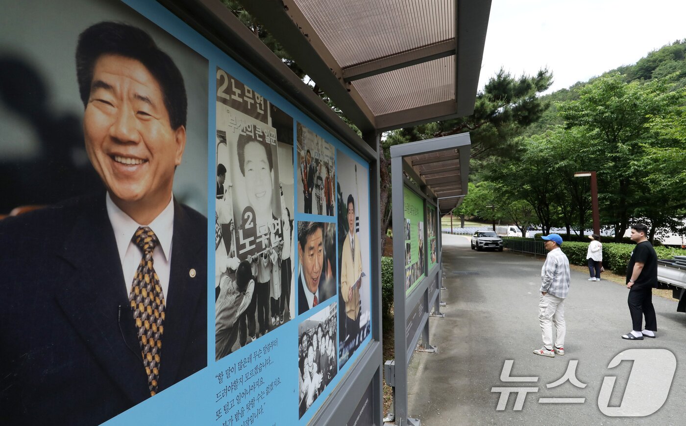 본문 이미지 - 고(故) 노무현 전 대통령 서거 17주기 추도식을 하루 앞둔 22일 오후 경남 김해 봉하마을에 시민들의 발길이 이어지고 있다. 2026.5.22 ⓒ 뉴스1 윤일지 기자