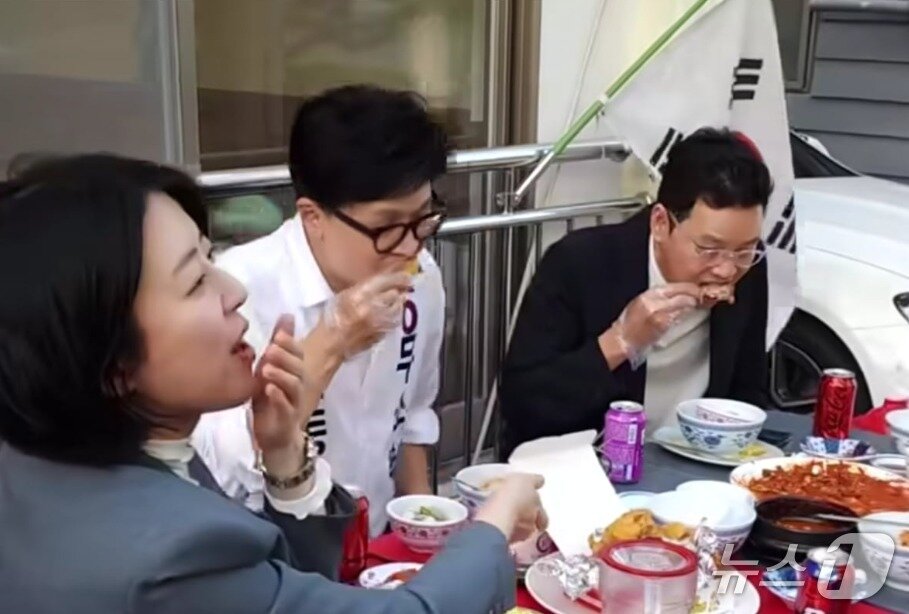 본문 이미지 - 지난 19일 국민의힘 친한계인 배현진(왼쪽), 박정훈(오른쪽) 의원이 무소속 한동훈 부산북구갑 후보와 함께 덕천 젊음의 거리에서 치킨을 먹고 있는 모습. (SNS 갈무리)  ⓒ 뉴스1