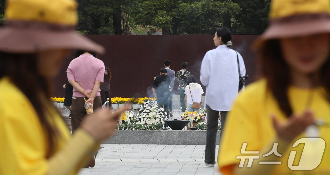 (김해=뉴스1) 윤일지 기자 = 고(故) 노무현 전 대통령 서거 17주기 추도식을 하루 앞둔 22일 오후 경남 김해 봉하마을을 찾은 시민들이 노 전 대통령 묘역을 참배하고 있다. …