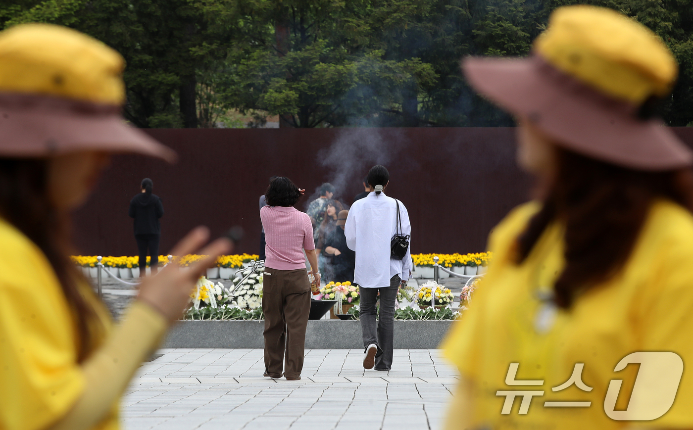 (김해=뉴스1) 윤일지 기자 = 고(故) 노무현 전 대통령 서거 17주기 추도식을 하루 앞둔 22일 오후 경남 김해 봉하마을을 찾은 시민들이 노 전 대통령 묘역을 참배하고 있다. …