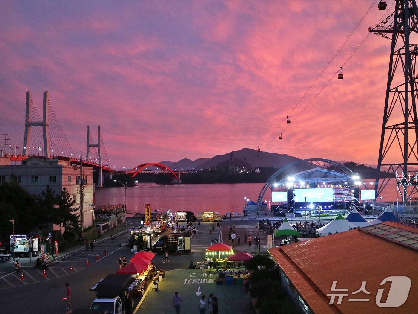 본문 이미지 - 사천바다케이블카 야경(사천시 제공. 재판매 및 DB금지).