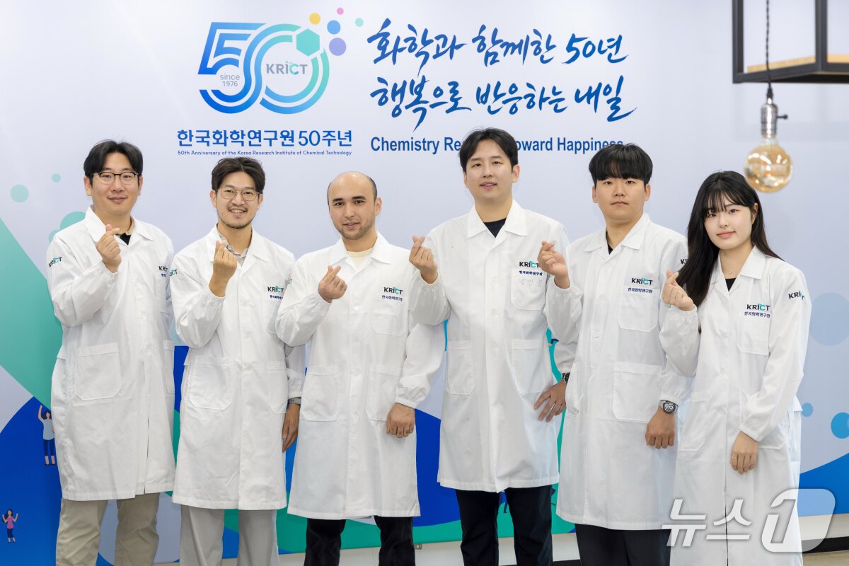 본문 이미지 - 왼쪽부터 박지훈·이진희 책임연구원, 루스탐율다셰프 화학연-UST 학생연구원, 김민철 선임연구원, 곽종민·남원빈 석사후연구원(한국화학연구원 제공) /뉴스1