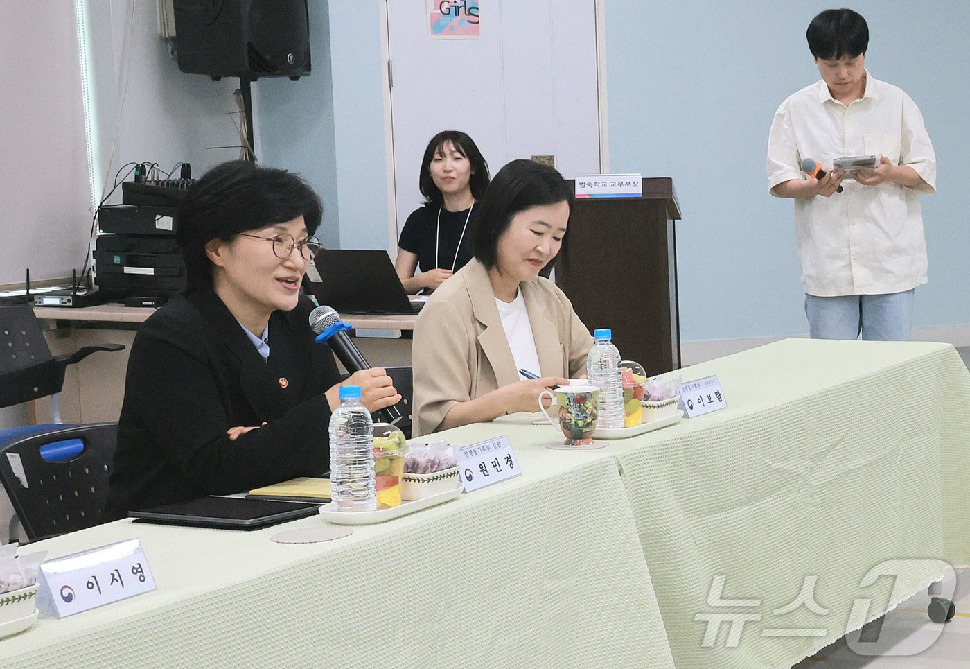 (서울=뉴스1) = 원민경 성평등가족부 장관이 22일 오후 경남 창원시에 위치한 위기청소년 지원시설 '범숙의집'을 방문해 관계자들에게 운영현황과 건의사항을 청취하고 있다. (성평등 …