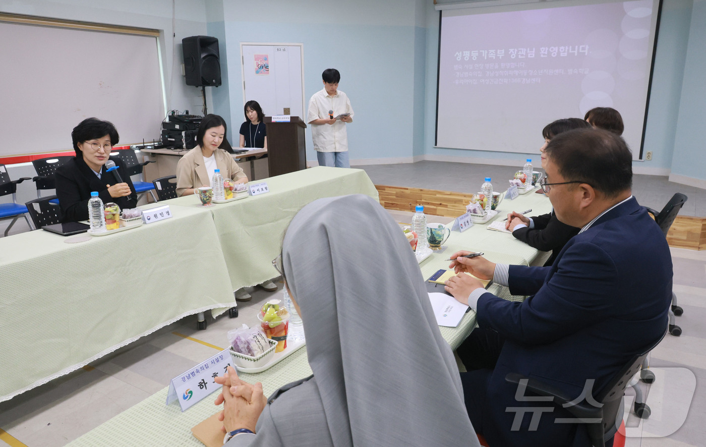 (서울=뉴스1) = 원민경 성평등가족부 장관이 22일 오후 경남 창원시에 위치한 위기청소년 지원시설 '범숙의집'을 방문해 관계자들에게 운영현황과 건의사항을 청취하고 있다. (성평등 …