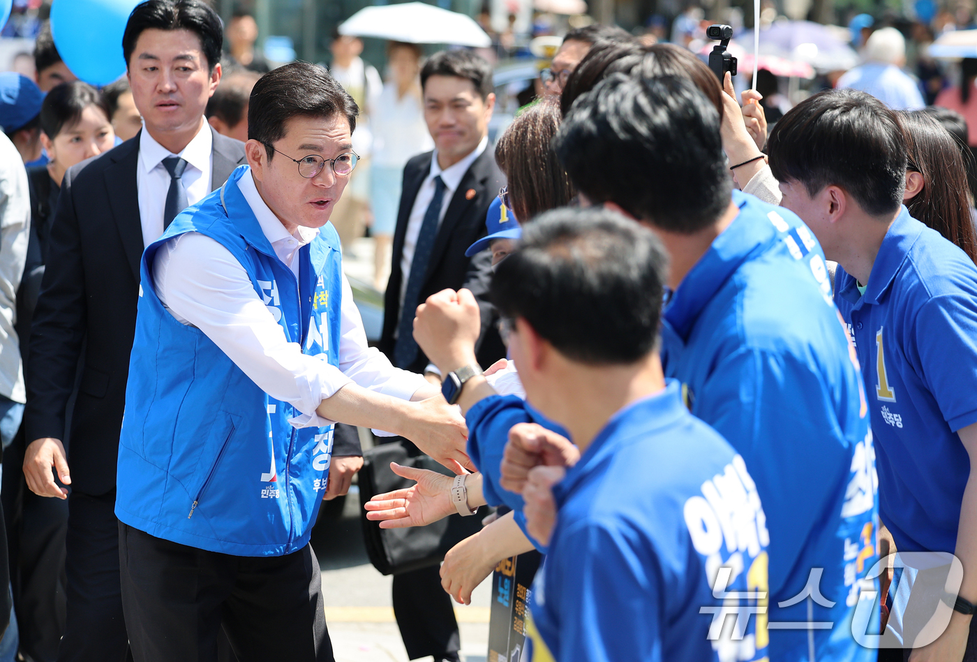 (서울=뉴스1) 오대일 기자 = 정원오 더불어민주당 서울시장 후보가 22일 오후 서울 노원구 롯데백화점 앞에서 열린 집중유세에서 지지자들과 인사하고 있다. 2026.5.22/뉴스1 …