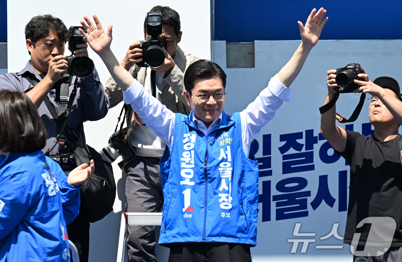 (서울=뉴스1) 오대일 기자 = 정원오 더불어민주당 서울시장 후보가 22일 오후 서울 노원구 롯데백화점 앞 광장을 찾아 유권자들을 향해 손을 들어보이고 있다. (공동취재) 2026 …